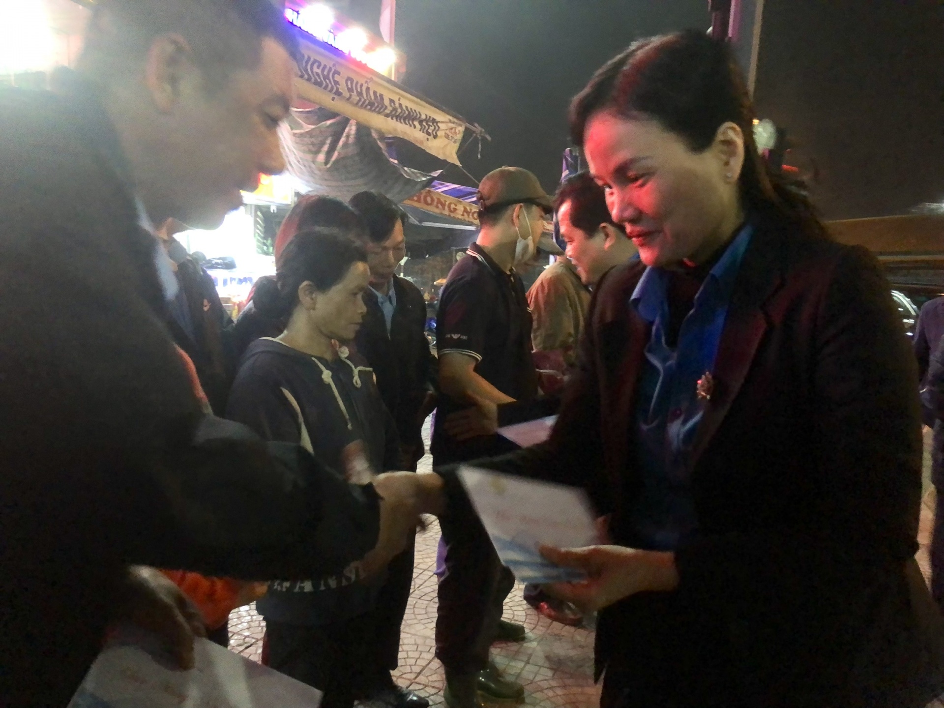LĐLĐ tỉnh Thừa Thiên Huế thăm, tặng quà cho công nhân lao động làm việc đêm giao thừa LĐLĐ tỉnh Thừa Thiên Huế thăm, tặng quà cho công nhân lao động làm việc đêm giao thừa