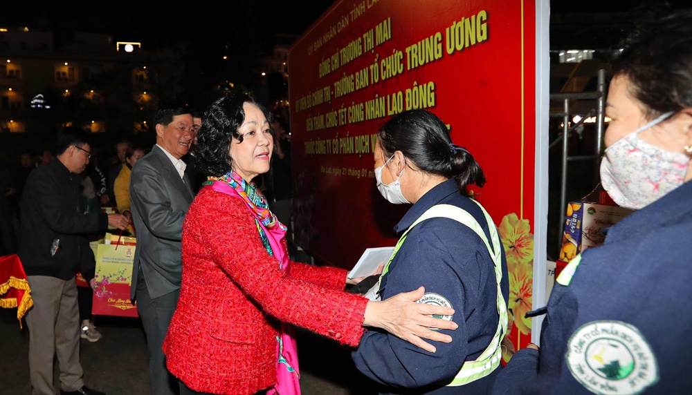 Đêm giao thừa Trưởng Ban Tổ chức Trung ương tặng quà công nhân lao động ở Lâm Đồng Đêm giao thừa Trưởng Ban Tổ chức Trung ương tặng quà công nhân lao động ở Lâm Đồng