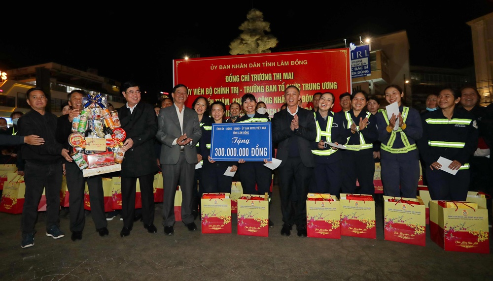 Đêm giao thừa Trưởng Ban Tổ chức Trung ương tặng quà công nhân lao động ở Lâm Đồng Đêm giao thừa Trưởng Ban Tổ chức Trung ương tặng quà công nhân lao động ở Lâm Đồng