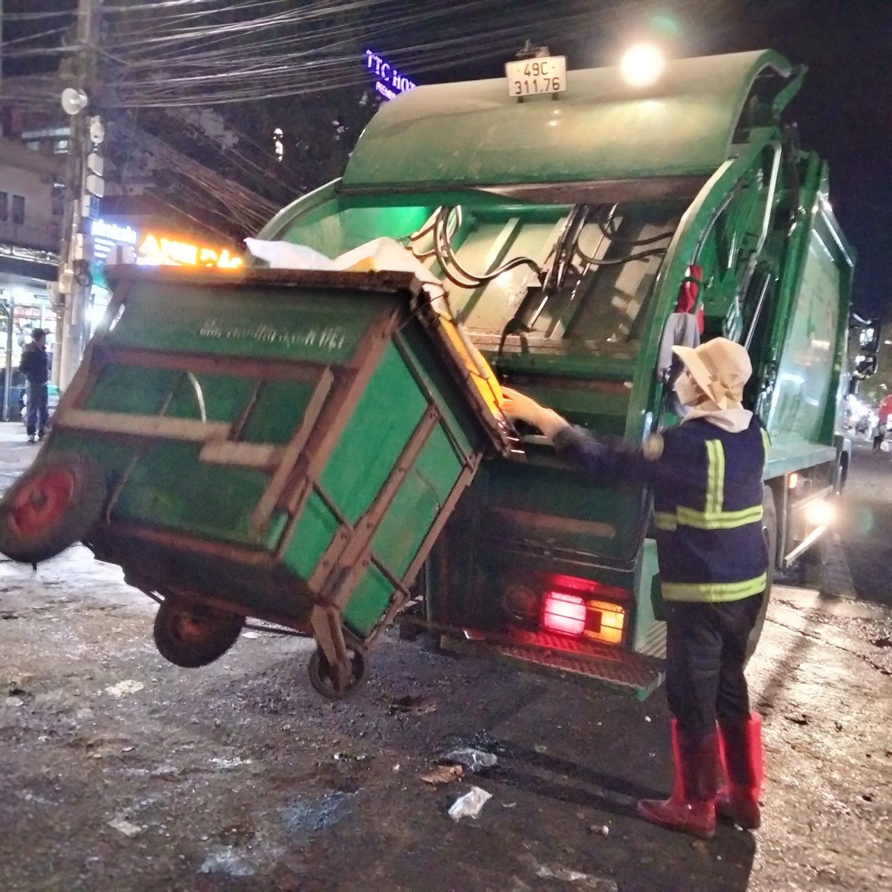 Đêm giao thừa Trưởng Ban Tổ chức Trung ương tặng quà công nhân lao động ở Lâm Đồng Đêm giao thừa Trưởng Ban Tổ chức Trung ương tặng quà công nhân lao động ở Lâm Đồng
