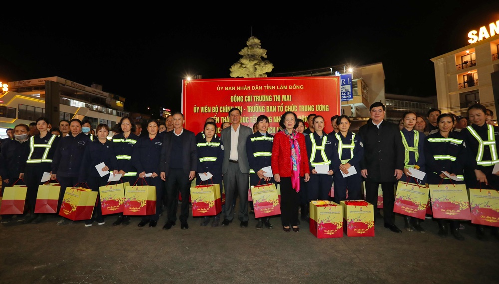 Đêm giao thừa Trưởng Ban Tổ chức Trung ương tặng quà công nhân lao động ở Lâm Đồng Đêm giao thừa Trưởng Ban Tổ chức Trung ương tặng quà công nhân lao động ở Lâm Đồng