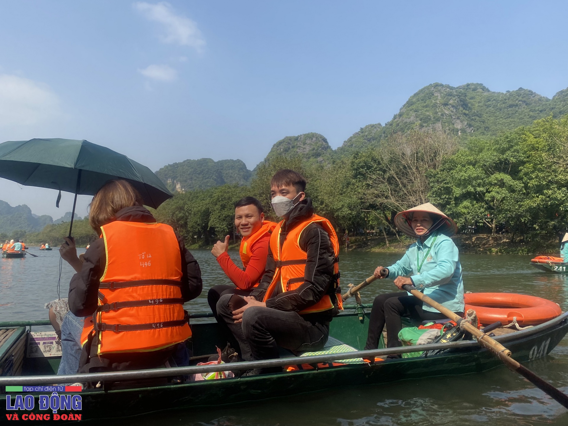 Những lái đò làm việc xuyên Tết tại di sản Tràng An Những lái đò làm việc xuyên Tết tại di sản Tràng An