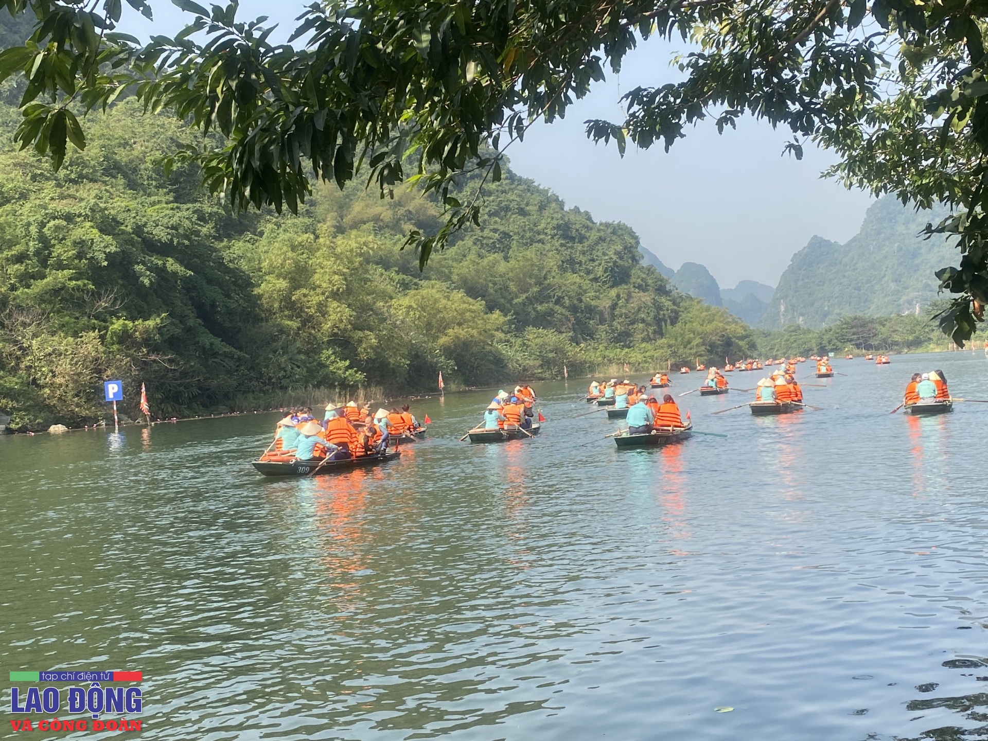 Những lái đò làm việc xuyên Tết tại di sản Tràng An Những lái đò làm việc xuyên Tết tại di sản Tràng An