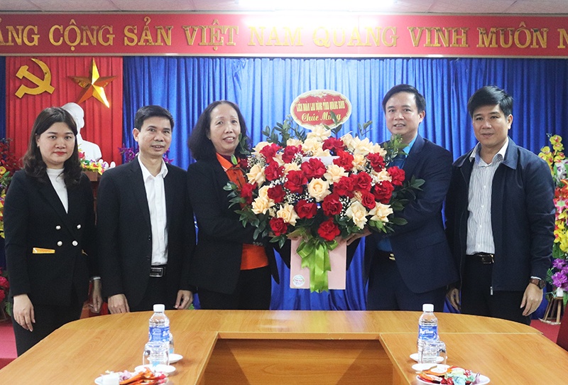 Thăm hỏi doanh nghiệp, lì xì cho công nhân lao động nhân dịp đầu năm mới Thăm hỏi doanh nghiệp, lì xì cho công nhân lao động nhân dịp đầu năm mới