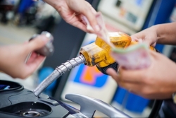 Giá xăng tăng gần 1.000 đồng/lít