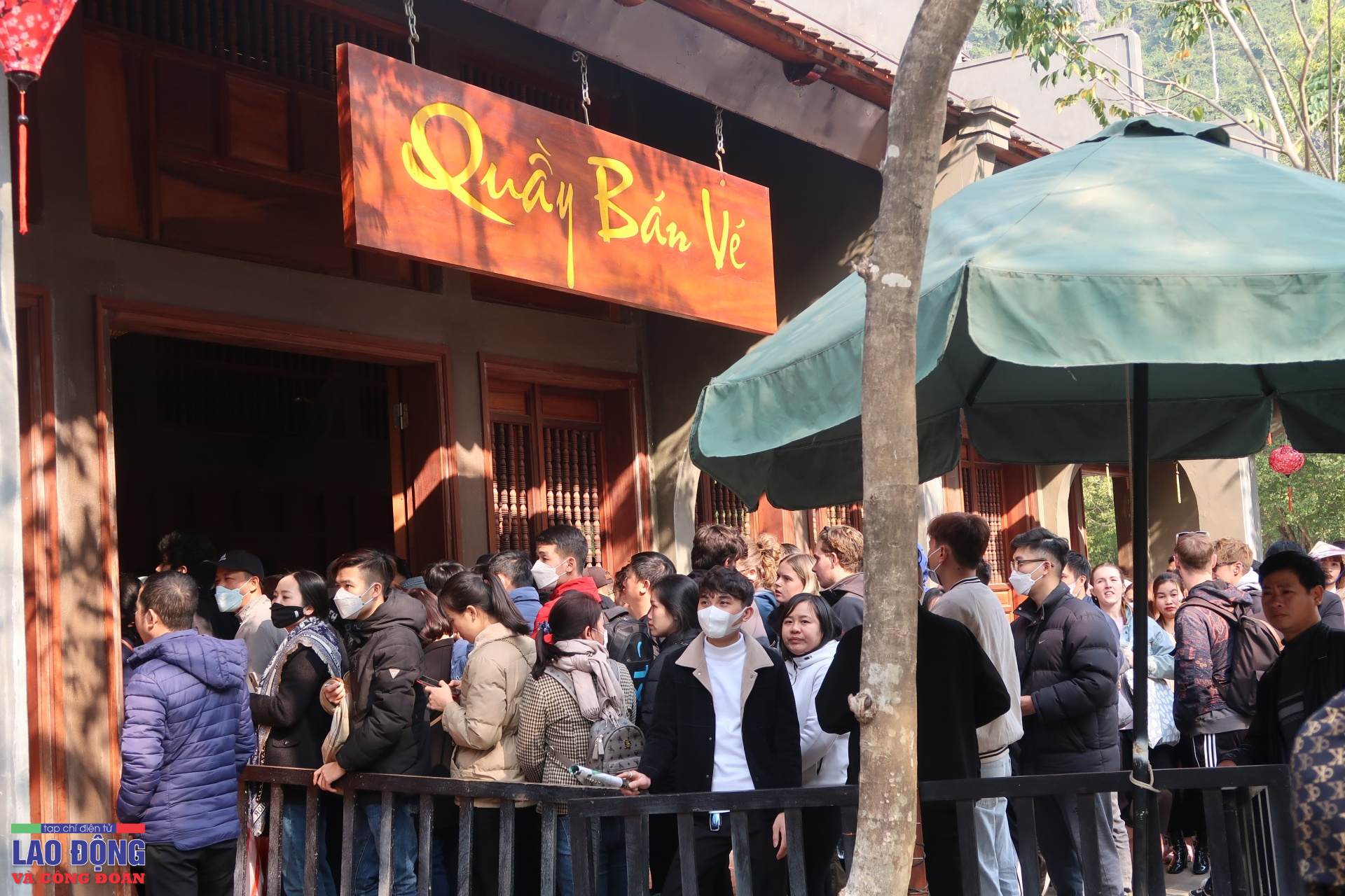 Khu du lịch sinh thái Tràng An: Trà trộn vào dòng người mua vé để... bán vé giá cao Khu du lịch sinh thái Tràng An: Trà trộn vào dòng người mua vé để... bán vé giá cao