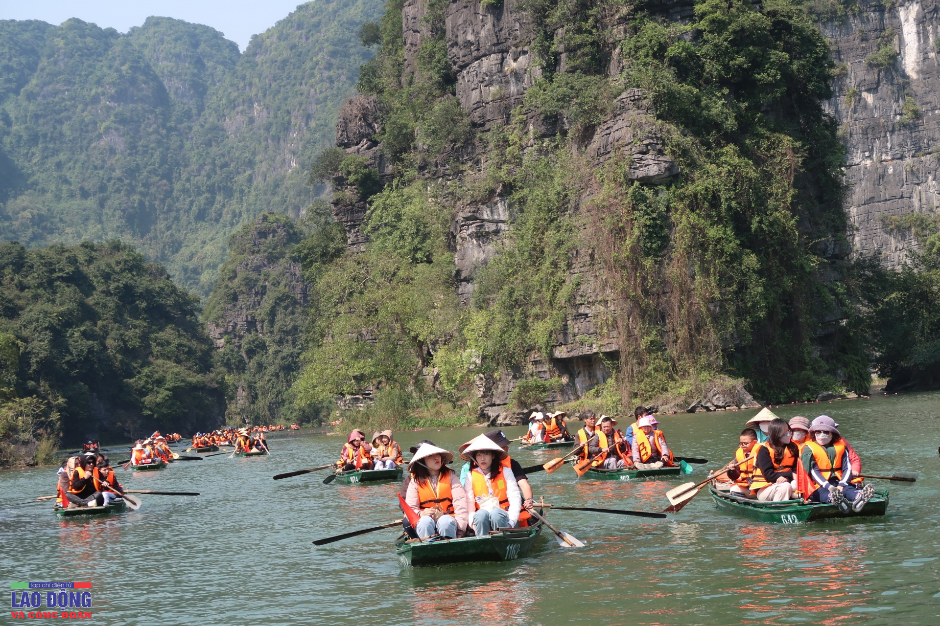 Khu Du lịch sinh thái Tràng An: Trà trộn vào dòng người mua vé để... bán vé giá cao Khu Du lịch sinh thái Tràng An: Trà trộn vào dòng người mua vé để... bán vé giá cao