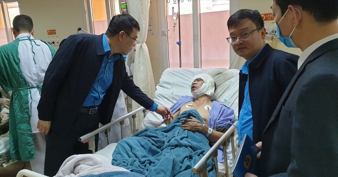 Vụ cháy nổ tàu ORIENTAL GLORY: Công đoàn thăm hỏi, trao hỗ trợ tới các nạn nhân Vụ cháy nổ tàu ORIENTAL GLORY: Công đoàn thăm hỏi, trao hỗ trợ tới các nạn nhân