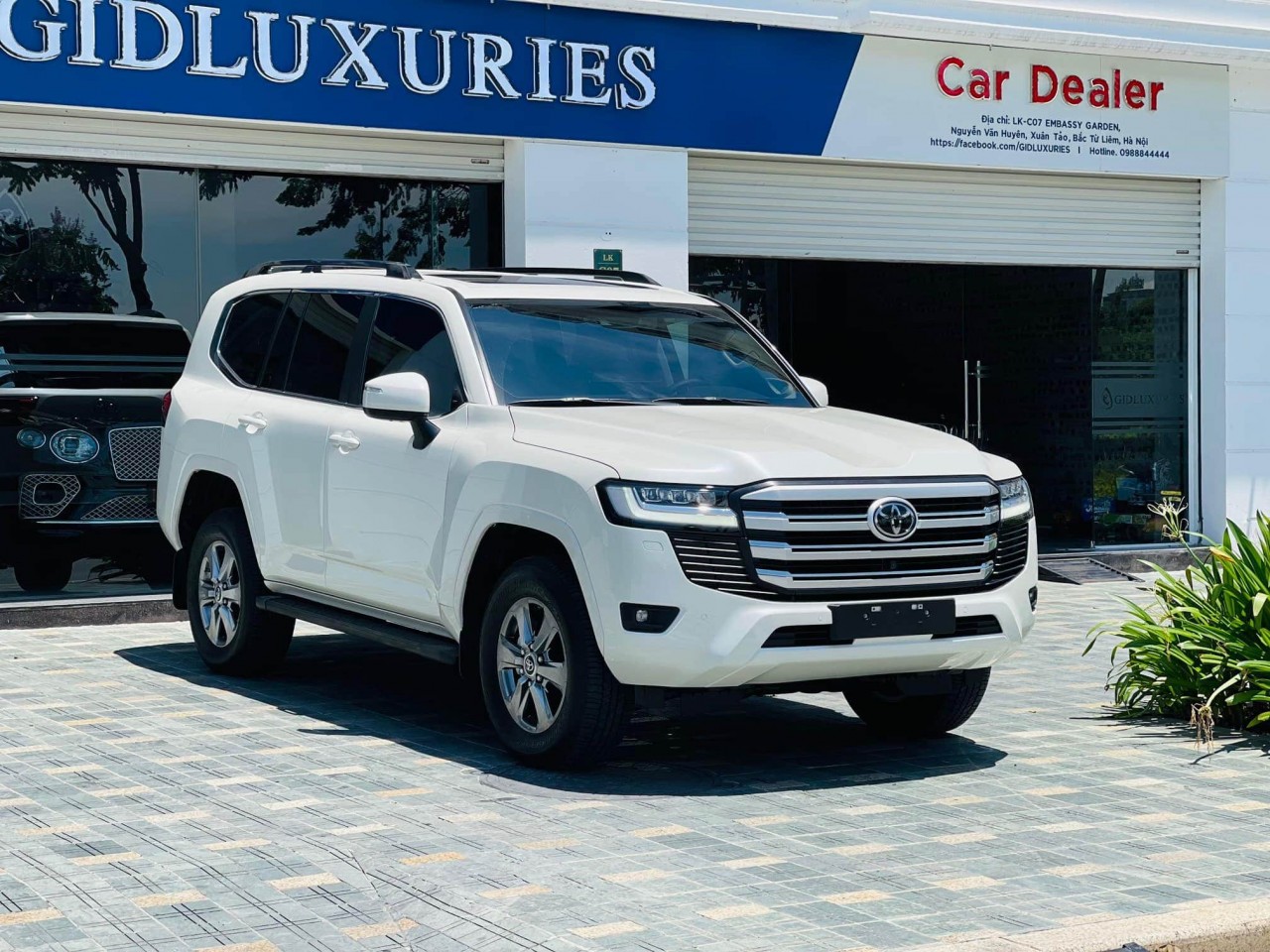Toyota Land Cruiser 300 2023 âm thầm tăng giá tại Việt Nam