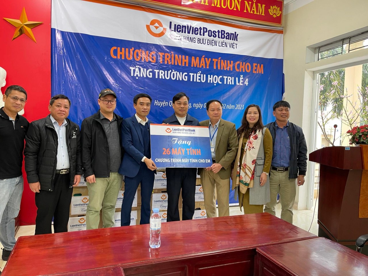 Trao tặng 26 bộ máy tính cho trường Tiểu học Tri Lễ 4 tại chương trình Sưởi ấm bản cao 2023