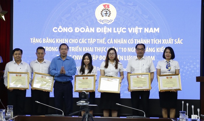 Phát động thi đua chào mừng đại hội công đoàn các cấp Phát động thi đua chào mừng đại hội công đoàn các cấp