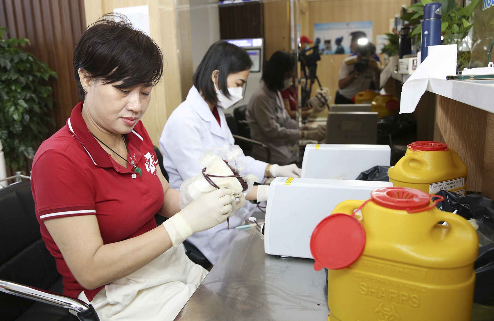 Người lao động Tân cảng Sài Gòn hiến giọt máu yêu thương