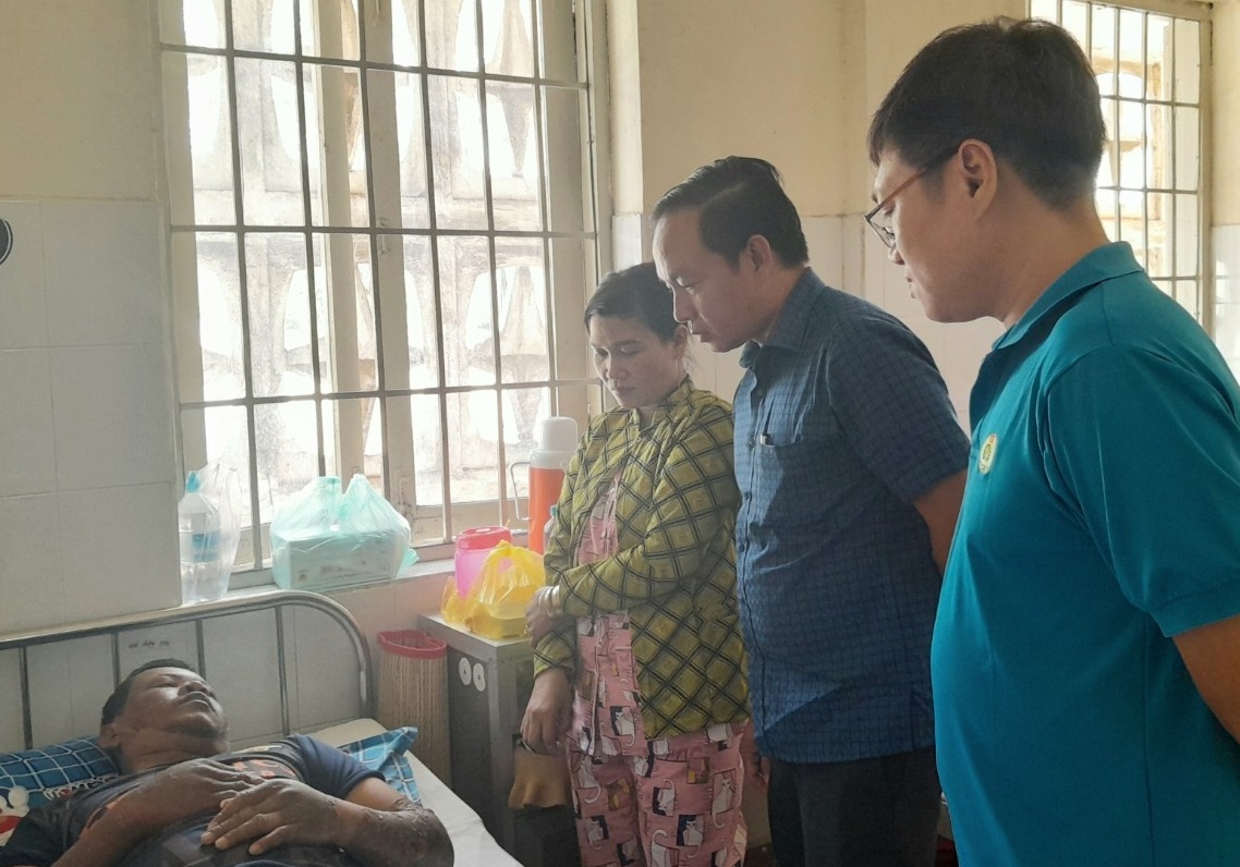 Nhiều công nhân nghèo nhận hỗ trợ từ 
