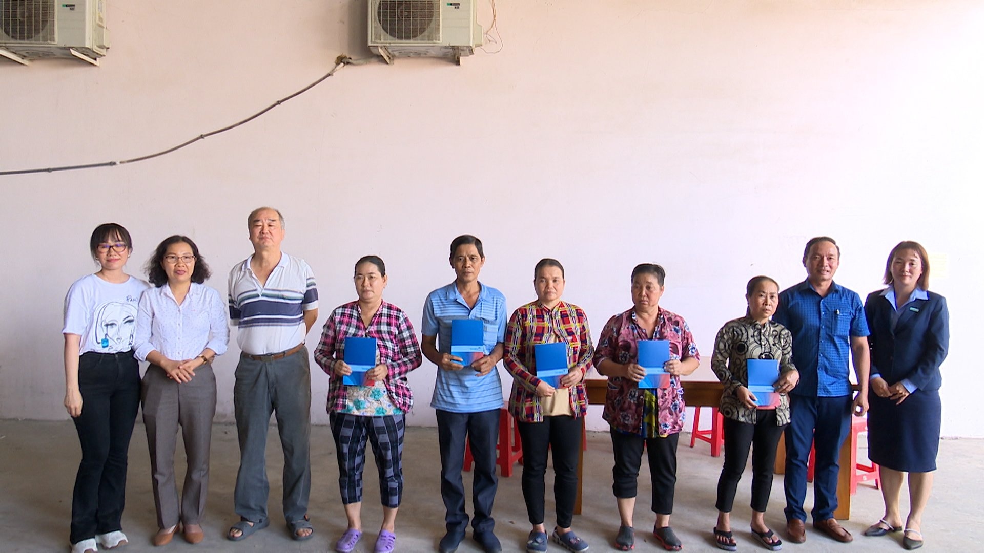 Nhiều công nhân nghèo nhận hỗ trợ từ 
