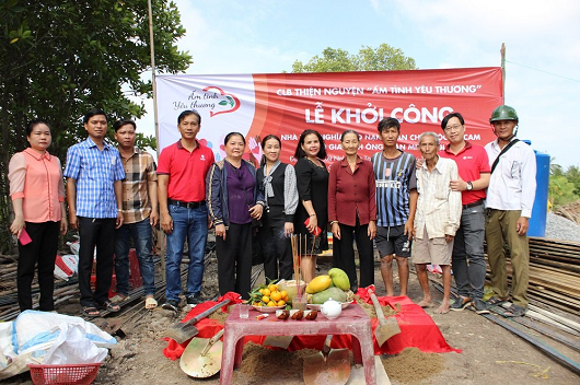 Anh Trần Minh Đời (thứ 4 từ phải sang) là hộ gia đình có hoàn cảnh đặc biệt khó khăn tại xã Tân Hải. Anh Trần Minh Đời (thứ 4 từ phải sang) là hộ gia đình có hoàn cảnh đặc biệt khó khăn tại xã Tân Hải.