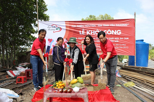 Đại diện CLB thiện nguyện Ấm Tình Yêu Thương cùng đại diện Hội NNCĐDC và địa phương khởi công xây tặng nhà tình nghĩa cho gia đình anh Trần Minh Đời. Đại diện CLB thiện nguyện Ấm Tình Yêu Thương cùng đại diện Hội NNCĐDC và địa phương khởi công xây tặng nhà tình nghĩa cho gia đình anh Trần Minh Đời.
