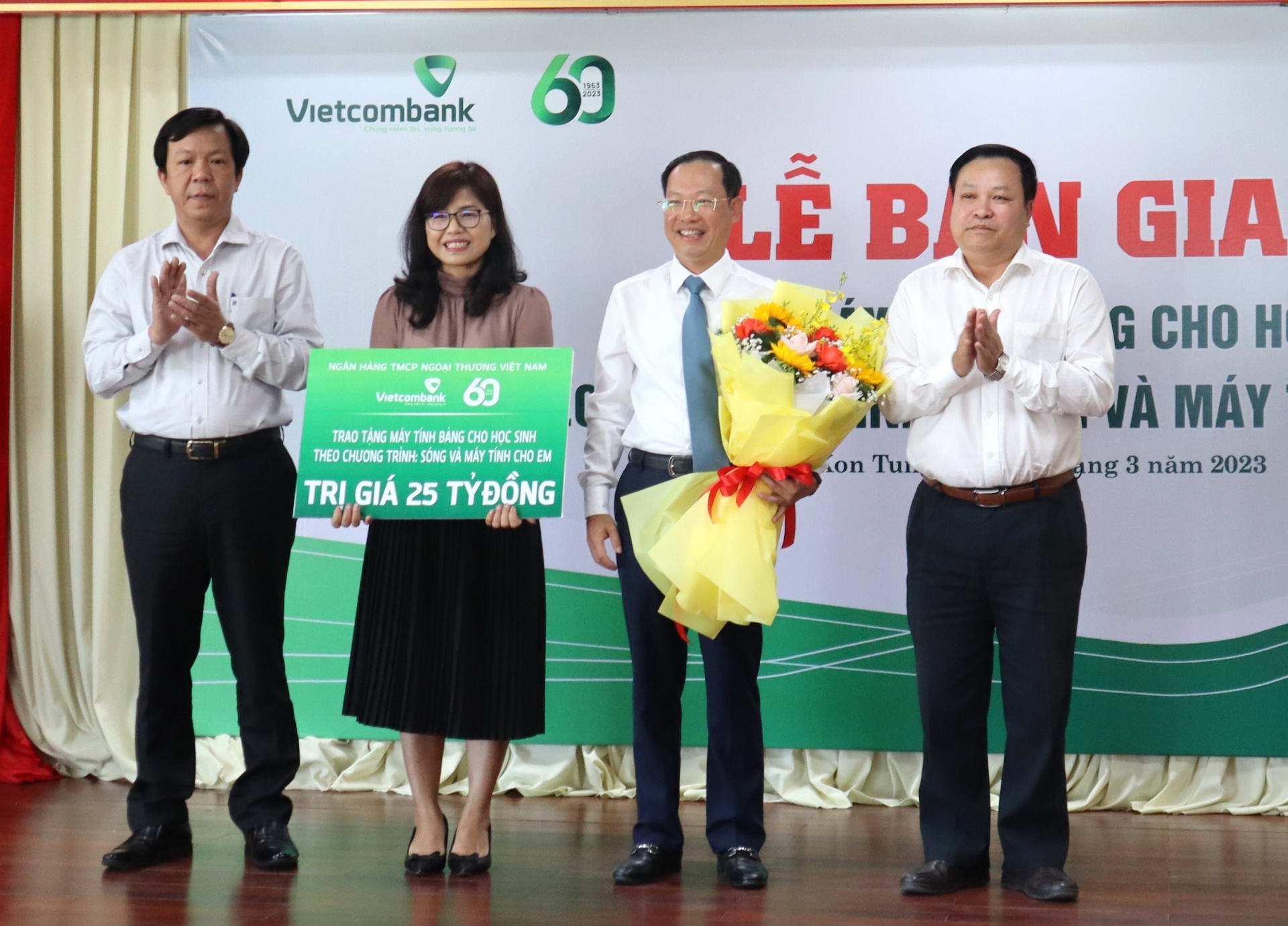 Ngân hàng TMCP Ngoại thương Việt Nam bàn giao thiết bị máy tính cho HS tỉnh Kon Tum Ngân hàng TMCP Ngoại thương Việt Nam bàn giao thiết bị máy tính cho HS tỉnh Kon Tum