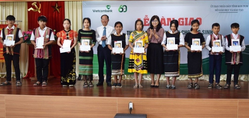 Ngân hàng TMCP Ngoại thương Việt Nam bàn giao thiết bị máy tính cho HS tỉnh Kon Tum Ngân hàng TMCP Ngoại thương Việt Nam bàn giao thiết bị máy tính cho HS tỉnh Kon Tum