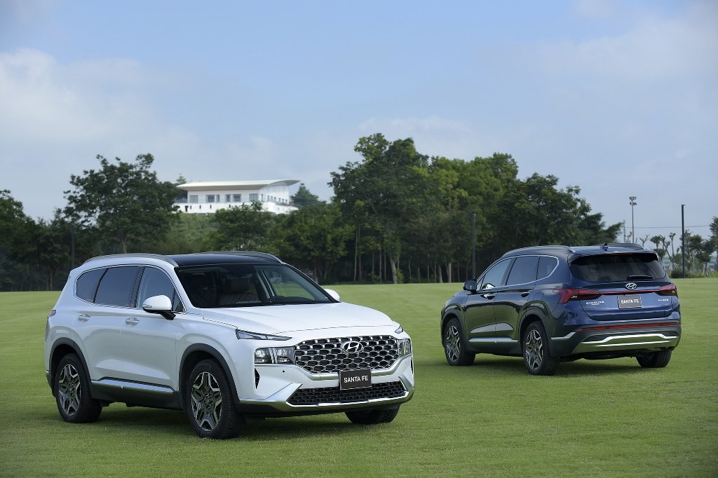 Hyundai Santa Fe giảm giá hơn trăm triệu đồng tại đại lý