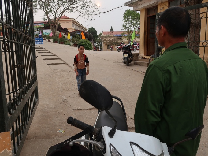 Tương lai gập ghềnh của một con công nhân mồ côi mẹ Tương lai gập ghềnh của một con công nhân mồ côi mẹ