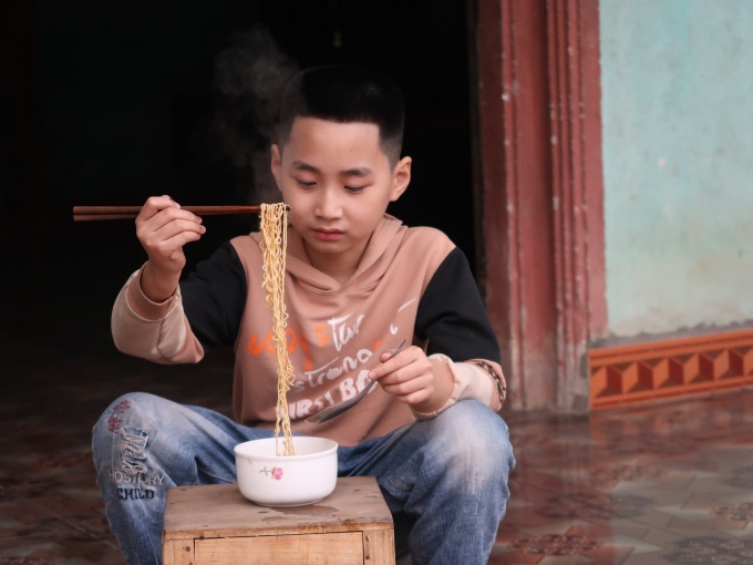 Tương lai gập ghềnh của một con công nhân mồ côi mẹ Tương lai gập ghềnh của một con công nhân mồ côi mẹ