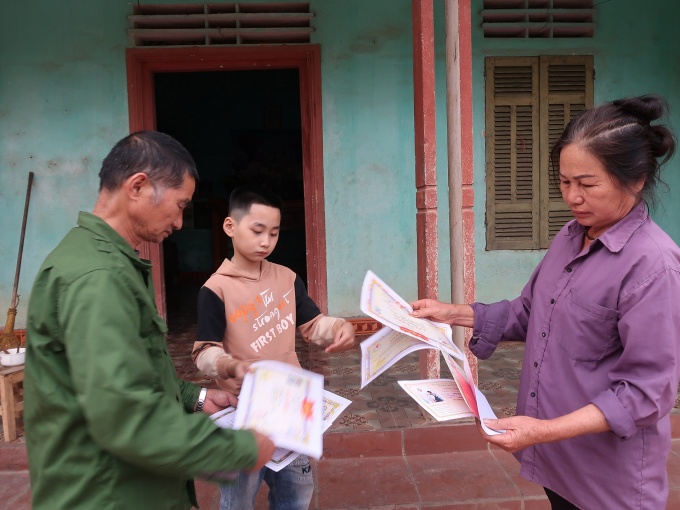 Tương lai gập ghềnh của một con công nhân mồ côi mẹ Tương lai gập ghềnh của một con công nhân mồ côi mẹ