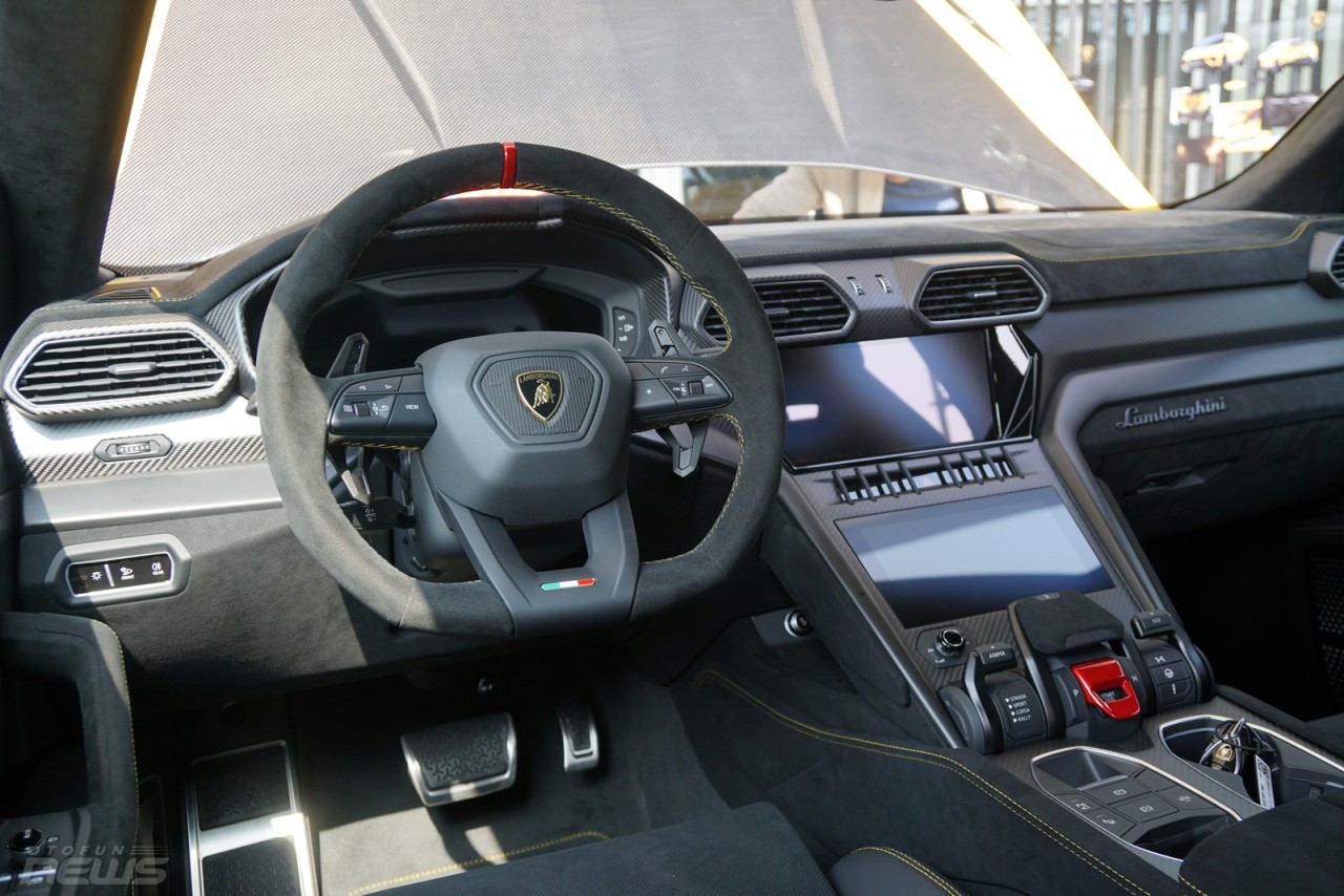 Lamborghini Urus Performante chính hãng có giá 16,5 tỷ đồng
