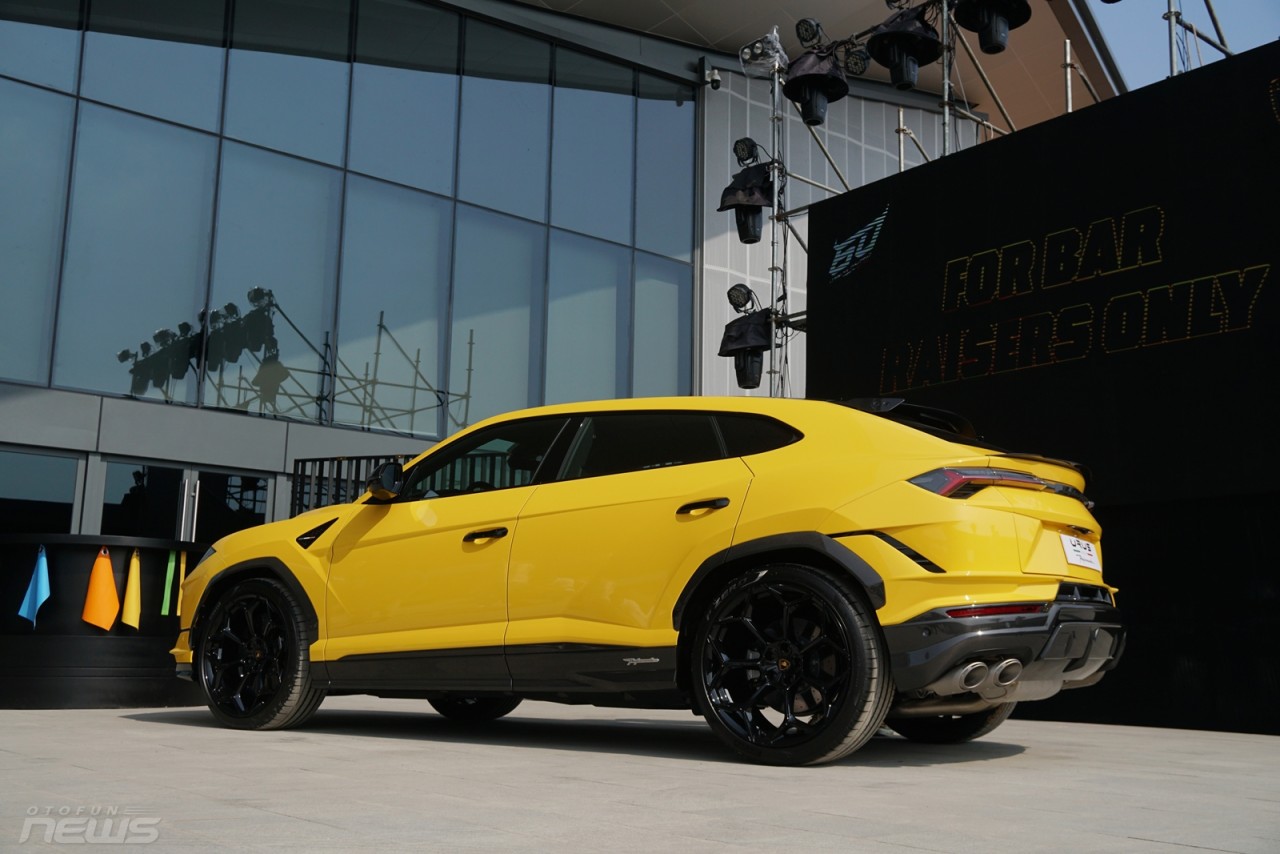 Lamborghini Urus Performante chính hãng có giá 16,5 tỷ đồng
