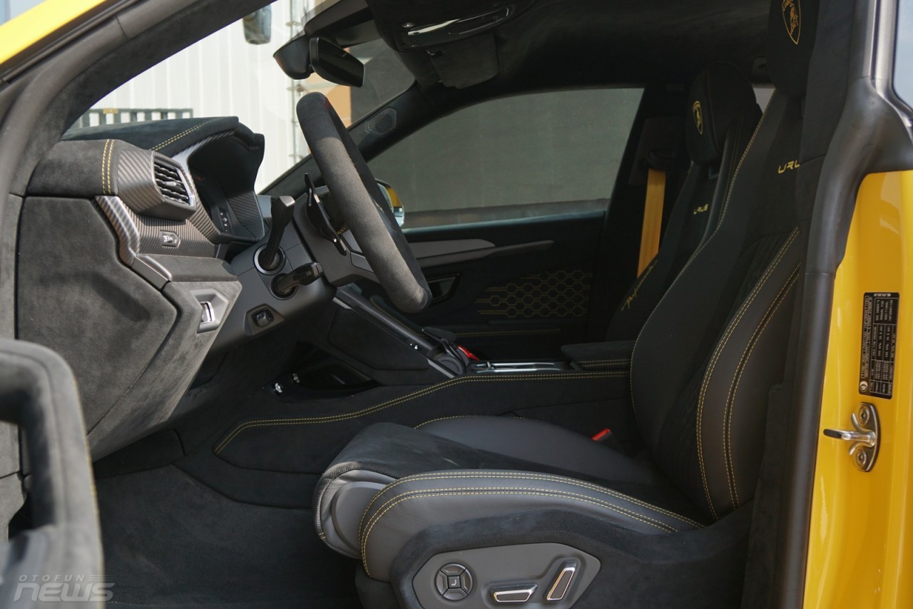 Lamborghini Urus Performante chính hãng có giá 16,5 tỷ đồng