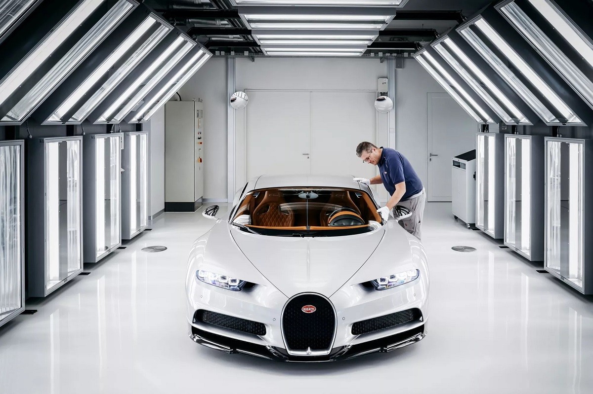 Sơn thủ công một chiếc xe Bugatti mất tới 700 giờ