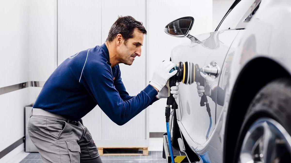 Sơn thủ công một chiếc xe Bugatti mất tới 700 giờ