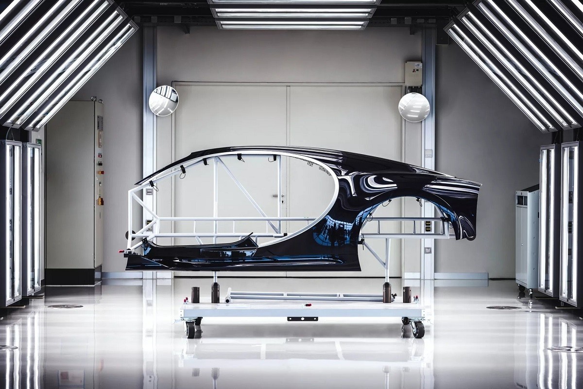 Sơn thủ công một chiếc xe Bugatti mất tới 700 giờ