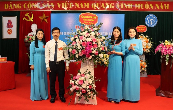 Đ/c Nguyễn Thị Hường – Phó Chủ tịch Công đoàn Viên chức tỉnh phát biểu chỉ đạo và tặng hoa chúc mừng Đại hội. Ảnh: BHXH tỉnh Hà Nam Đ/c Nguyễn Thị Hường – Phó Chủ tịch Công đoàn Viên chức tỉnh phát biểu chỉ đạo và tặng hoa chúc mừng Đại hội. Ảnh: BHXH tỉnh Hà Nam