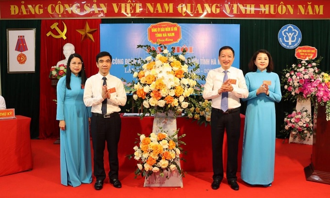 Đ/c Trần Mạnh Toàn – Bí thư Đảng ủy, Giám đốc BHXH tỉnh phát biểu chỉ đạo và tặng hoa chúc mừng Đại hội Đ/c Trần Mạnh Toàn – Bí thư Đảng ủy, Giám đốc BHXH tỉnh phát biểu chỉ đạo và tặng hoa chúc mừng Đại hội