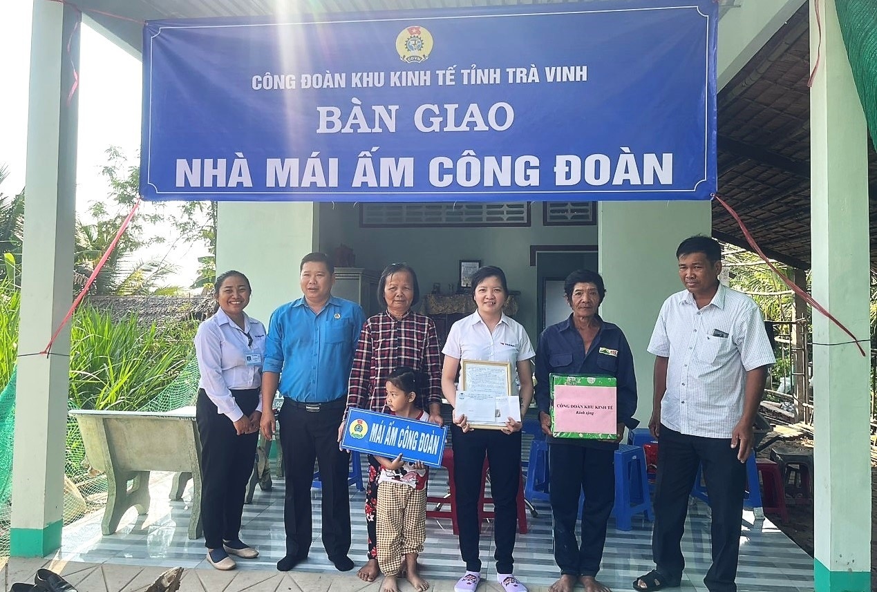 ĐBSCL: Bàn giao nhà “Mái ấm Công đoàn” chào mừng đại hội công đoàn các cấp ĐBSCL: Bàn giao nhà “Mái ấm Công đoàn” chào mừng đại hội công đoàn các cấp