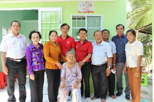 CLB Thiện nguyện Ấm tình yêu thương trao tặng nhà tình nghĩa cho bà Nguyễn Thị Nhãn CLB Thiện nguyện Ấm tình yêu thương trao tặng nhà tình nghĩa cho bà Nguyễn Thị Nhãn