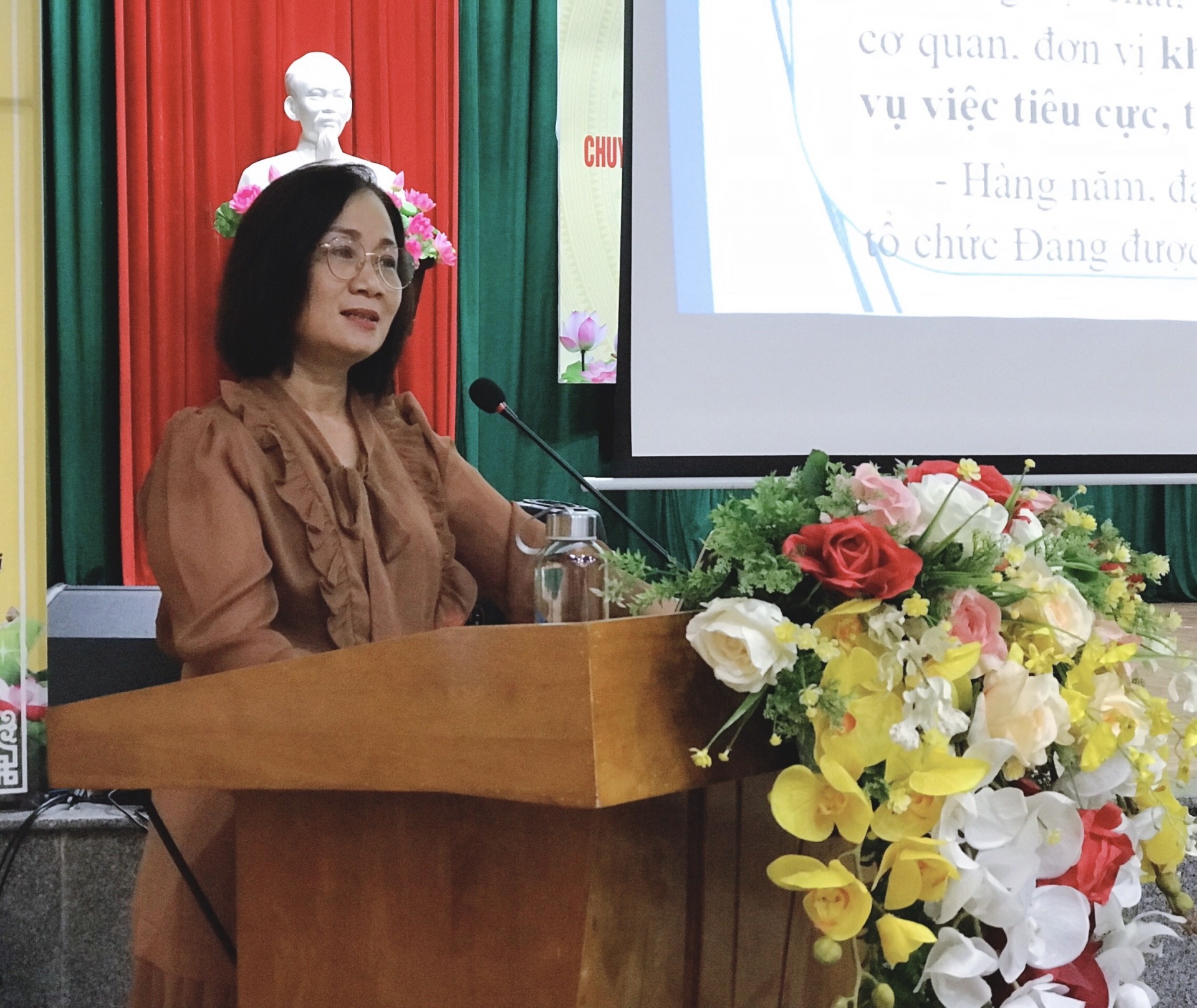 Đồng chí Đinh Thị Thanh Hà, Phó Chủ tịch LĐLĐ TP. Đà Nẵng hướng dẫn xây dựng cơ quan, đơn vị, doanh nghiệp đạt chuẩn văn hoá trên gia đoạn 2021 – 2026 (Ảnh: PHAN NGUYÊN) Đồng chí Đinh Thị Thanh Hà, Phó Chủ tịch LĐLĐ TP. Đà Nẵng hướng dẫn xây dựng cơ quan, đơn vị, doanh nghiệp đạt chuẩn văn hoá trên gia đoạn 2021 – 2026 (Ảnh: PHAN NGUYÊN)