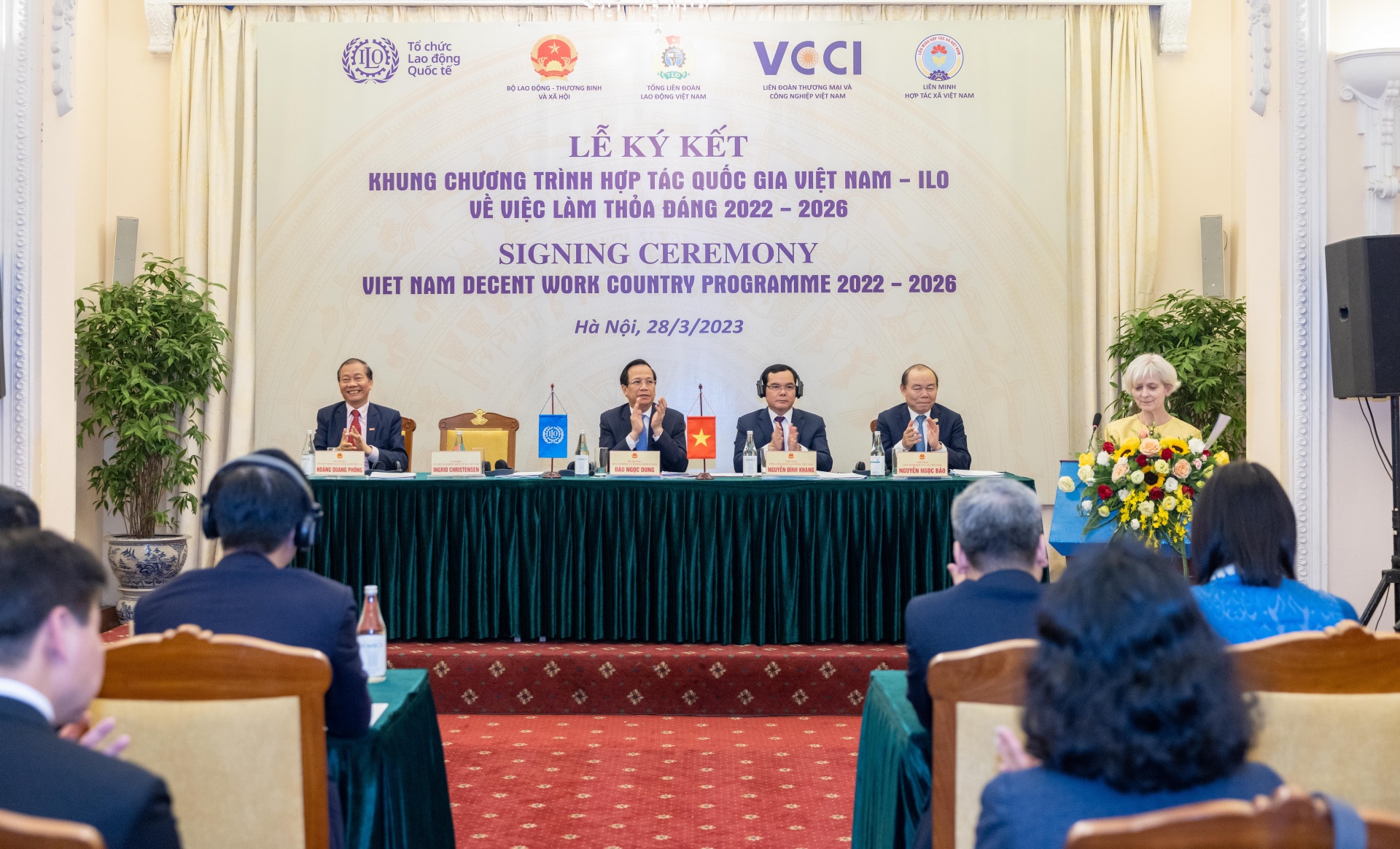 Hướng tới việc làm thoả đáng và bền vững cho mọi người