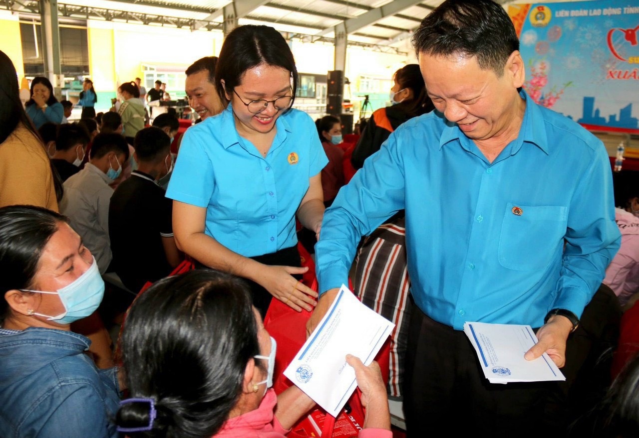Công đoàn Bình Thuận: Hỗ trợ đoàn viên, tập trung đại hội công đoàn các cấp Công đoàn Bình Thuận: Hỗ trợ đoàn viên, tập trung đại hội công đoàn các cấp