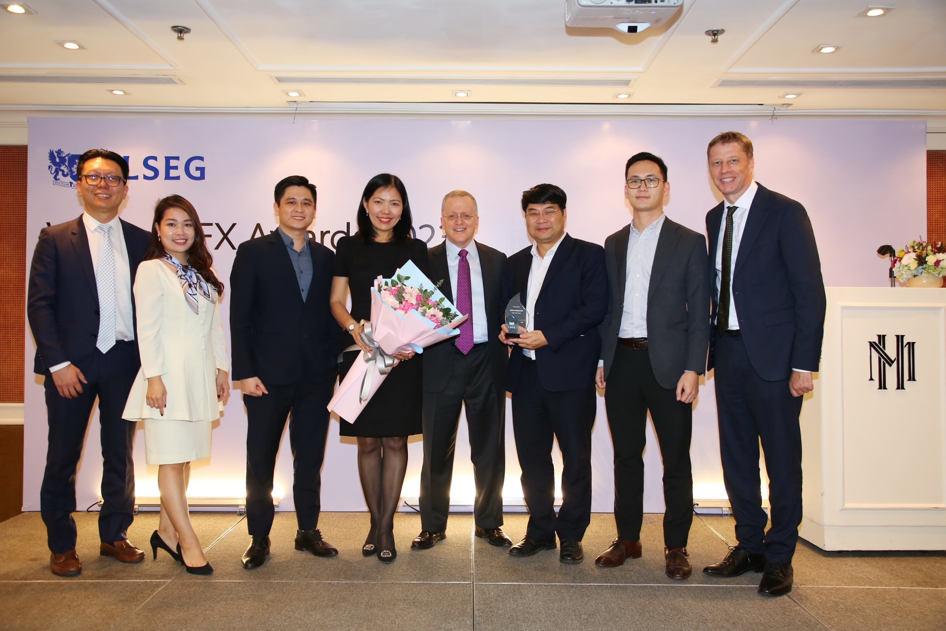 Đại diện Refinitiv/LSEG trao giải thưởng Best FXall Taker cho đại diện Vietcombank - Ông Lục Diệu Khánh - Phó Trưởng phòng Kinh doanh vốn (thứ 3 từ phải sang) và bộ phận FX Vietcombank Đại diện Refinitiv/LSEG trao giải thưởng Best FXall Taker cho đại diện Vietcombank - Ông Lục Diệu Khánh - Phó Trưởng phòng Kinh doanh vốn (thứ 3 từ phải sang) và bộ phận FX Vietcombank