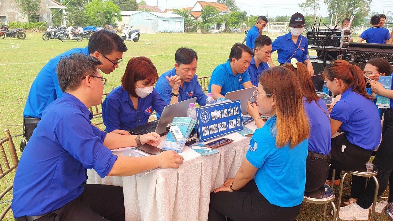 Hướng dẫn, cài đặt ứng dụng VSSID - BHXH số (Ảnh: XUÂN DŨNG) Hướng dẫn, cài đặt ứng dụng VSSID - BHXH số (Ảnh: XUÂN DŨNG)