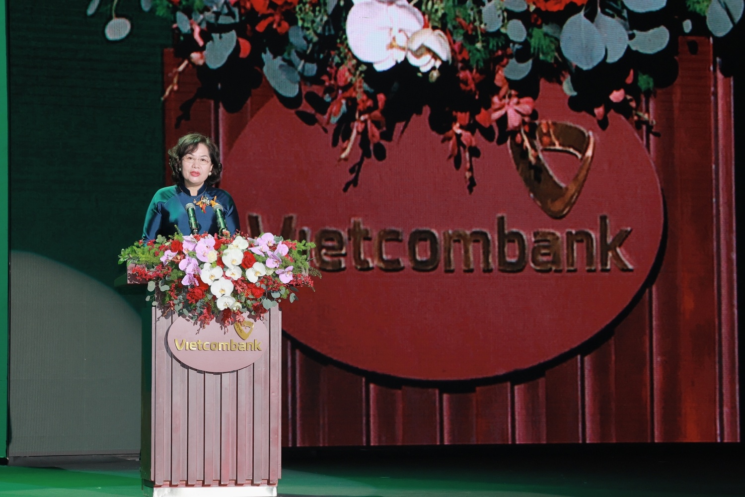 Đ/c Nguyễn Thị Hồng - Ủy viên Ban Chấp hành Trung ương Đảng, Bí thư Ban cán sự Đảng, Thống đốc Ngân hàng Nhà nước Việt Nam phát biểu tại buổi lễ
