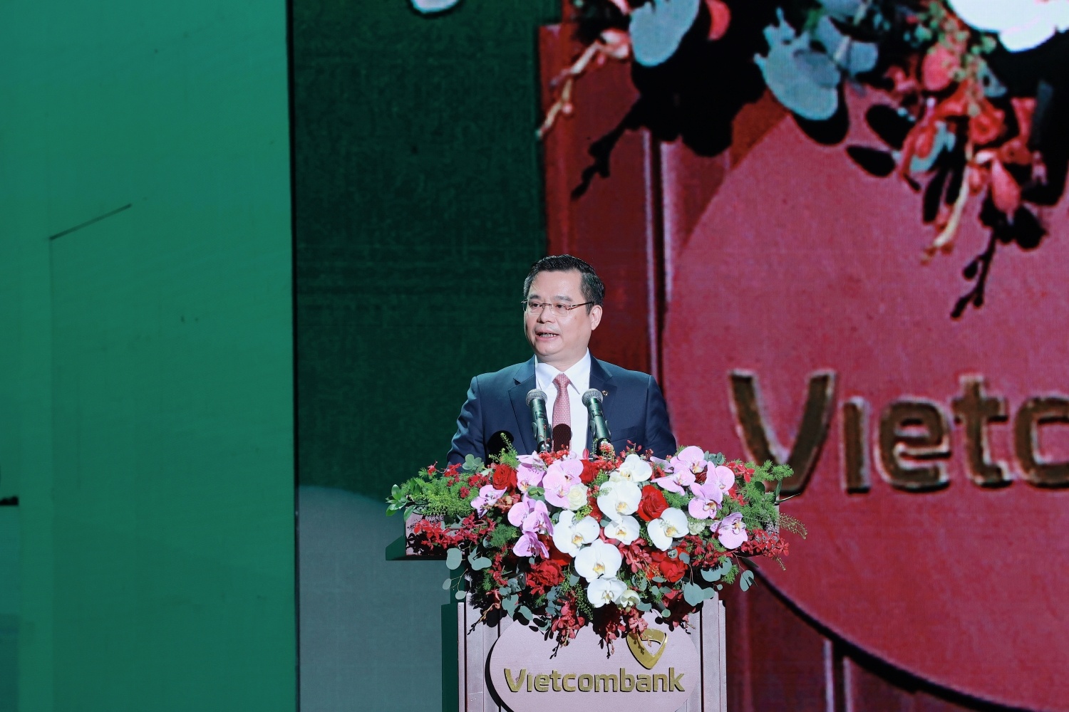 Đ/c Nguyễn Thanh Tùng - Phó Bí thư Đảng ủy, Thành viên HĐQT, Tổng Giám đốc báo cáo tại buổi lễ