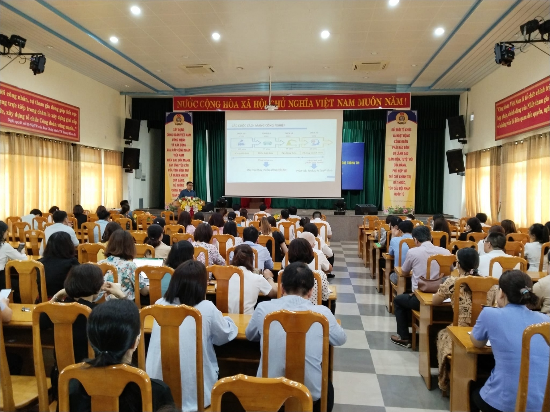 LĐLĐ thành phố Đà Nẵng tập huấn chuyển đổi số và ứng dụng công nghệ thông tin trong hoạt động Công đoàn cho hơn 200 cán bộ CĐCS (Ảnh: PHAN NGUYÊN) LĐLĐ thành phố Đà Nẵng tập huấn chuyển đổi số và ứng dụng công nghệ thông tin trong hoạt động Công đoàn cho hơn 200 cán bộ CĐCS (Ảnh: PHAN NGUYÊN)