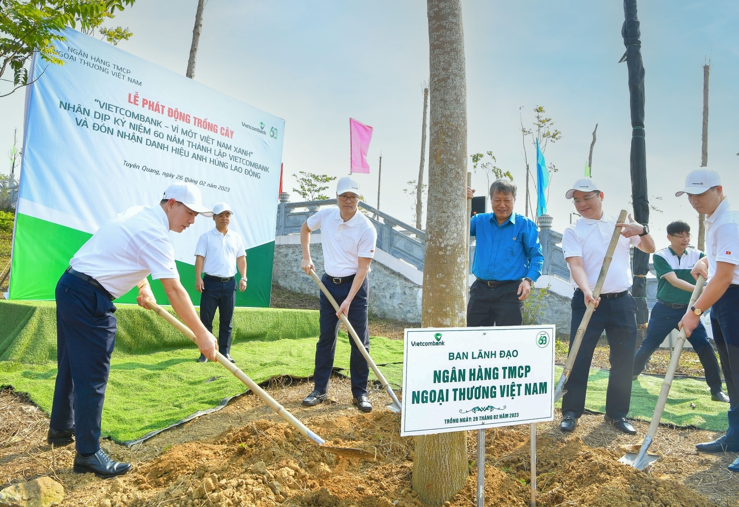Ban lãnh đạo Vietcombank cùng đại diện Công đoàn Ngân hàng Việt Nam, NHNN chi nhánh tỉnh Tuyên Quang trồng cây tại Khu di tích lịch sử ngành Ngân hàng Việt Nam trong Lễ phát động chương trình trồng 60 nghìn cây xanh “Vietcombank - Vì một Việt Nam xanh”. Ban lãnh đạo Vietcombank cùng đại diện Công đoàn Ngân hàng Việt Nam, NHNN chi nhánh tỉnh Tuyên Quang trồng cây tại Khu di tích lịch sử ngành Ngân hàng Việt Nam trong Lễ phát động chương trình trồng 60 nghìn cây xanh “Vietcombank - Vì một Việt Nam xanh”.