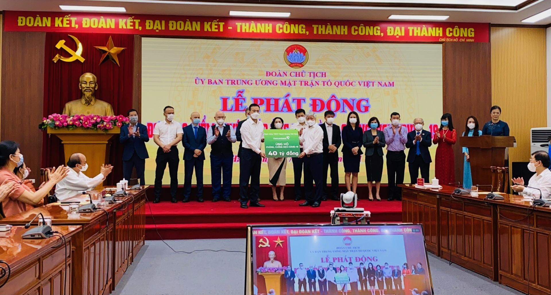 Ban lãnh đạo Vietcombank trao ủng hộ Covid-19 cho Ủy ban mặt trận Tổ quốc Việt Nam Ban lãnh đạo Vietcombank trao ủng hộ Covid-19 cho Ủy ban mặt trận Tổ quốc Việt Nam