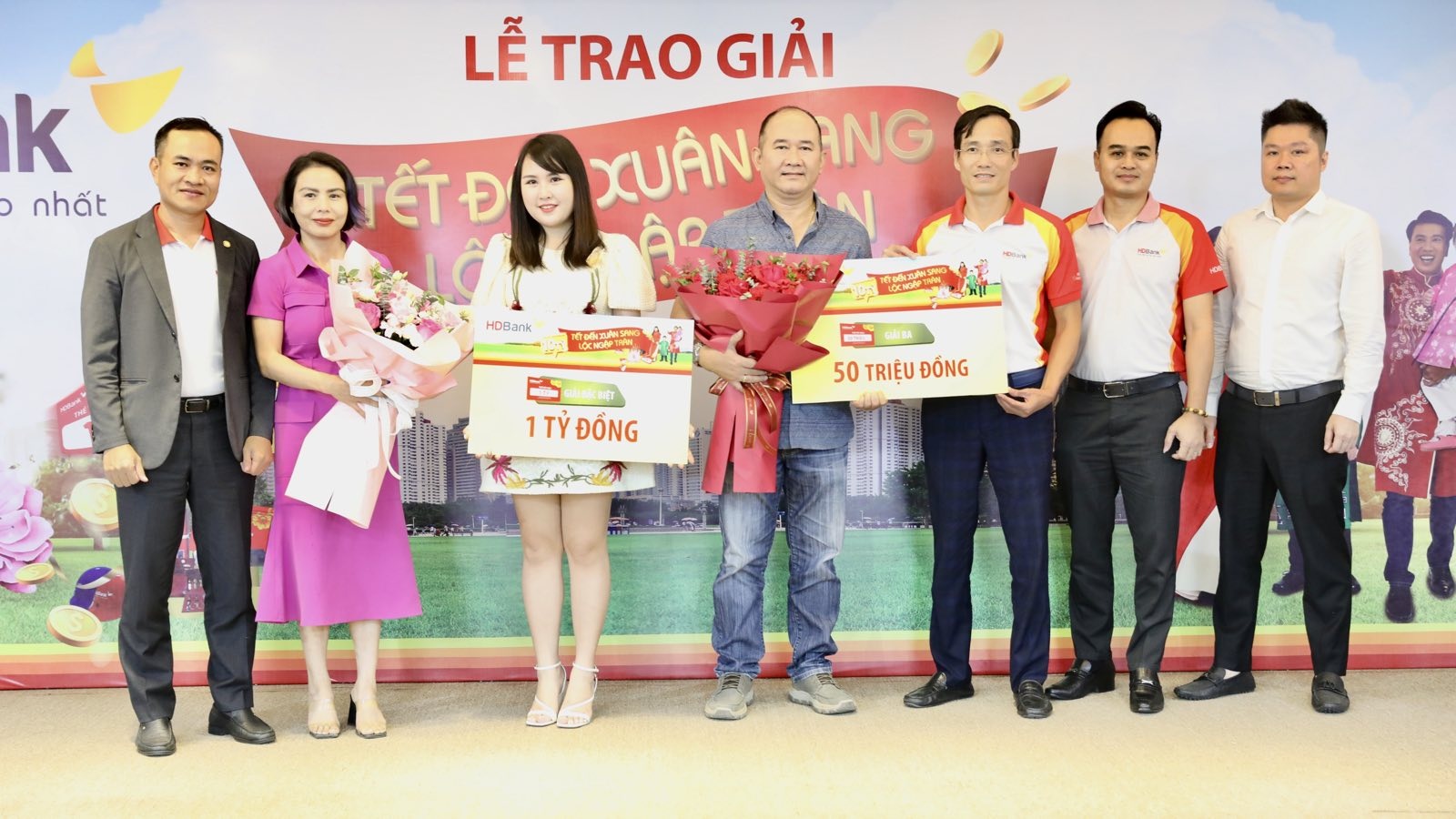 Tại Hà Nội, HDBank đã trao thưởng đến KH Nguyễn Thị Mai Trâm (PGD Mỹ Đình I - CN Ba Đình) trúng Giải Đặc biệt là Sổ tiết kiệm 1 tỷ đồng và KH Hà Hữu Dũng (PGD Trần Duy Hưng) – Giải Ba: Sổ tiết kiệm 50 triệu đồng Tại Hà Nội, HDBank đã trao thưởng đến KH Nguyễn Thị Mai Trâm (PGD Mỹ Đình I - CN Ba Đình) trúng Giải Đặc biệt là Sổ tiết kiệm 1 tỷ đồng và KH Hà Hữu Dũng (PGD Trần Duy Hưng) – Giải Ba: Sổ tiết kiệm 50 triệu đồng
