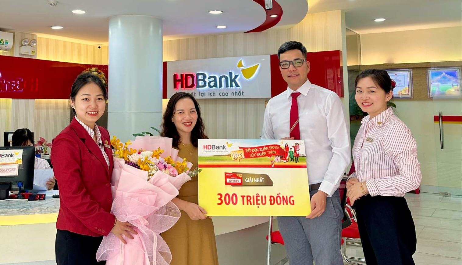 Giải Nhất là Sổ tiết kiệm 300 triệu đồng được trao cho khách hàng Phùng Thị Thái (CN Vĩnh Phúc) Giải Nhất là Sổ tiết kiệm 300 triệu đồng được trao cho khách hàng Phùng Thị Thái (CN Vĩnh Phúc)