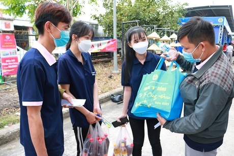 Tích cực hỗ trợ cho người lao động bị mất việc, giảm việc