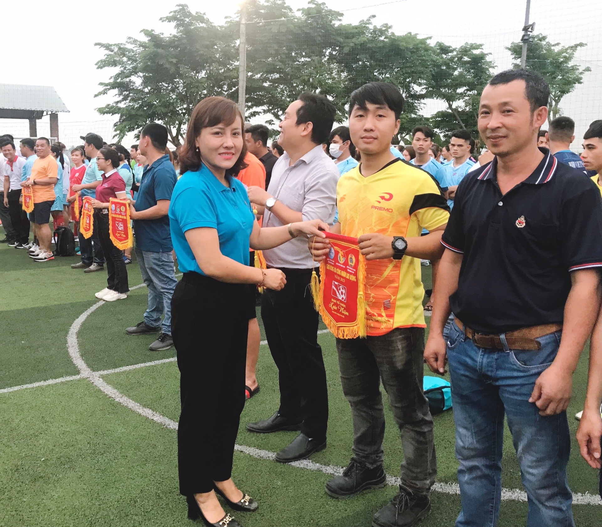 Đồng chí Nguyễn Thị Ngọc Ánh, Phó Chủ tịch LĐLĐ tỉnh trao cờ lưu niệm cho các đội bóng (Ảnh: Phan Nguyên) Đồng chí Nguyễn Thị Ngọc Ánh, Phó Chủ tịch LĐLĐ tỉnh trao cờ lưu niệm cho các đội bóng (Ảnh: Phan Nguyên)